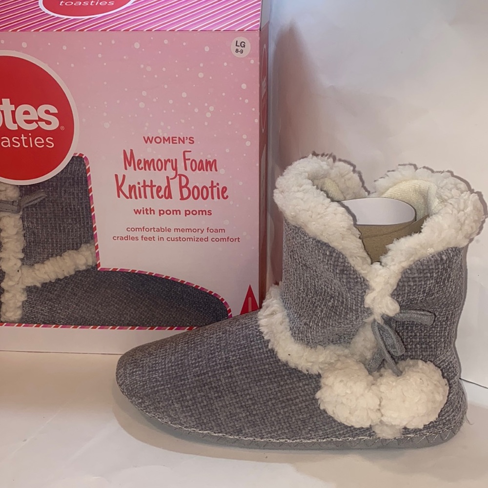 Totes Toasties Women’s Memory Foam, Knitted Bootie pom-poms Gray large 8/9 - Picture 3 of 8